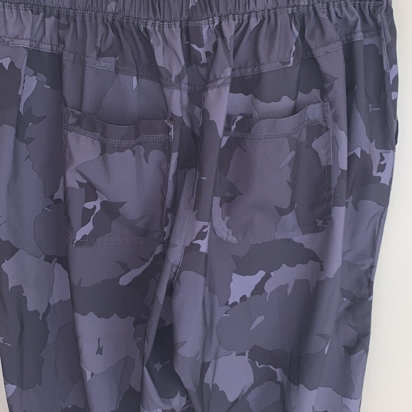 lightweight camo joggers w/ front & back pockets: flattering fit - Picture 10 of 12